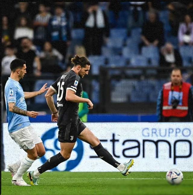 清晨斯图加特绝杀压哨：英超节点到来；质疑声仍在；年轻球员得到机会的简单介绍